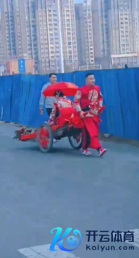 安徽蚌埠一新郎拉板车接新娘
